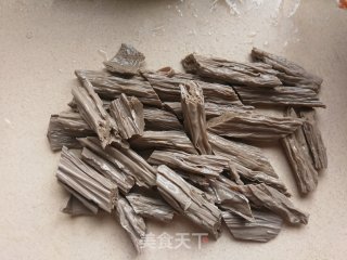 荷兰豆红椒炒黑腐竹的做法步骤：2