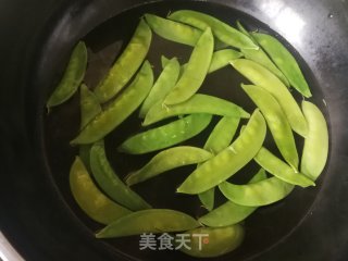 荷兰豆红椒炒黑腐竹的做法步骤：3