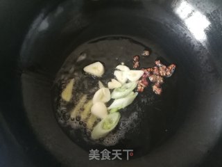 荷兰豆红椒炒黑腐竹的做法步骤：5