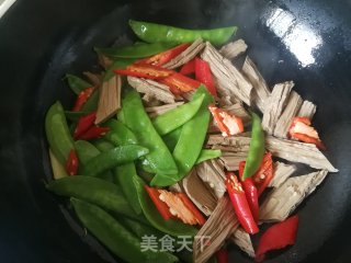 荷兰豆红椒炒黑腐竹的做法步骤：6