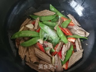 荷兰豆红椒炒黑腐竹的做法步骤：7