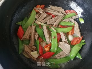 荷兰豆红椒炒黑腐竹的做法步骤：8