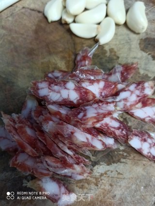 芦蒿炒腊肠的做法步骤：2