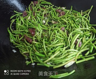 芦蒿炒腊肠的做法步骤：6