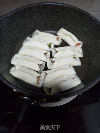 鲜肉锅贴的做法步骤：6