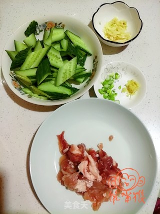 黄瓜熘肉片的做法步骤：1