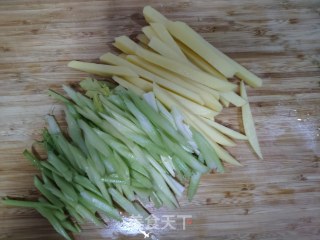 芹菜土豆条的做法步骤：2