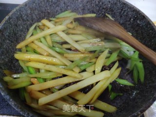 芹菜土豆条的做法步骤：7
