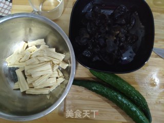 黄瓜木耳拌腐竹的做法步骤：1