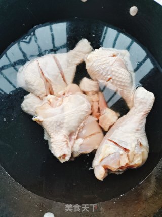鸡腿腊肠煲仔饭的做法步骤：2
