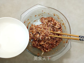 胡萝卜木耳鲜肉锅贴的做法步骤：4