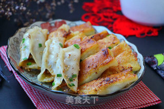 胡萝卜木耳鲜肉锅贴的做法步骤：14