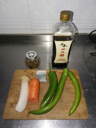 青椒胡萝卜炒杏鲍菇的做法步骤：1