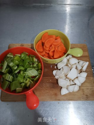 青椒胡萝卜炒杏鲍菇的做法步骤：2