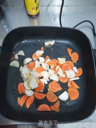 青椒胡萝卜炒杏鲍菇的做法步骤：4