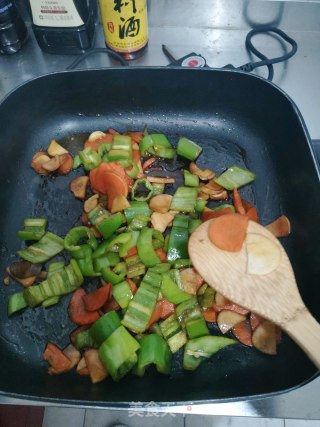 青椒胡萝卜炒杏鲍菇的做法步骤：6