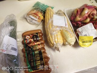 玉米鸡蛋火腿肠水果沙拉的做法步骤：1