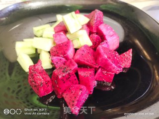 玉米鸡蛋火腿肠水果沙拉的做法步骤：4