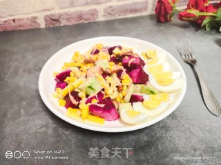 玉米鸡蛋火腿肠水果沙拉的做法步骤：10