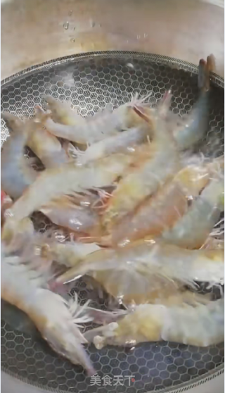年夜饭----白灼大虾的做法步骤：1