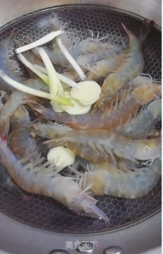 年夜饭----白灼大虾的做法步骤：2