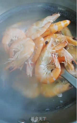年夜饭----白灼大虾的做法步骤：3