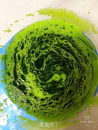 六寸菠菜汁戚风蛋糕的做法步骤：2