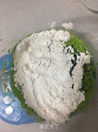 六寸菠菜汁戚风蛋糕的做法步骤：3