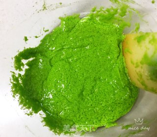六寸菠菜汁戚风蛋糕的做法步骤：4
