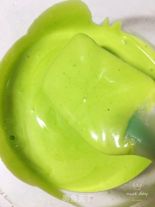 六寸菠菜汁戚风蛋糕的做法步骤：12