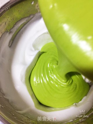 六寸菠菜汁戚风蛋糕的做法步骤：13