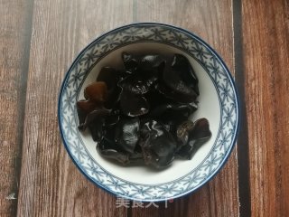 冬笋木耳炒肉片的做法步骤：3