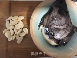 蒜香砂锅鲽鱼头的做法步骤：1