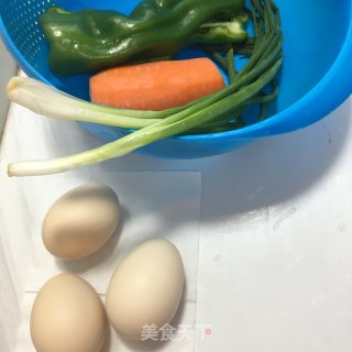 青椒胡萝卜炒鸡蛋的做法步骤：1