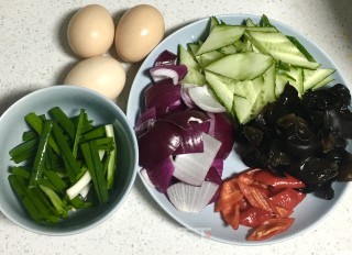 素菜炒鸡蛋的做法步骤：1