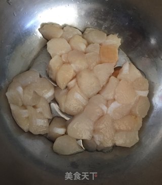 辣椒炒鲜贝的做法步骤：1