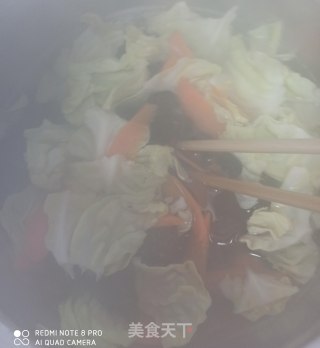包菜胡萝卜炒木耳的做法步骤：2