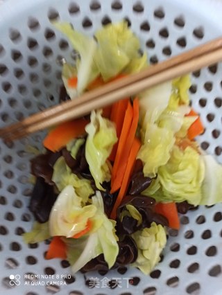 包菜胡萝卜炒木耳的做法步骤：3