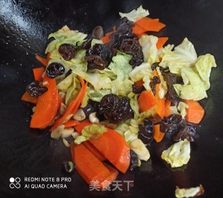 包菜胡萝卜炒木耳的做法步骤：6