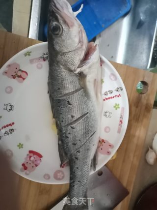 清蒸鲈鱼的做法步骤：1