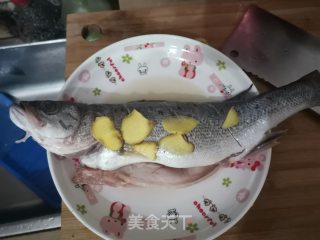 清蒸鲈鱼的做法步骤：2