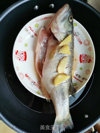 清蒸鲈鱼的做法步骤：3