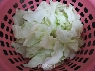 鱼豆腐炒包菜的做法步骤：1
