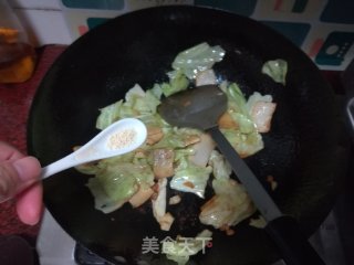 鱼豆腐炒包菜的做法步骤：7