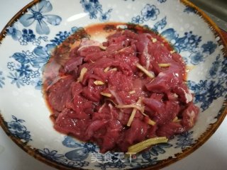 牛肉炒三蔬的做法步骤：1