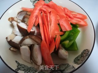 牛肉炒三蔬的做法步骤：2