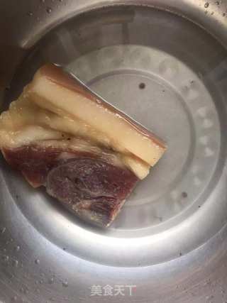 蒜苗炒腊肉的做法步骤：1