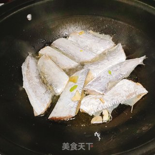 茄汁带鱼的做法步骤：2
