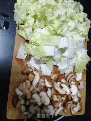 香菇烧白菜的做法步骤：1