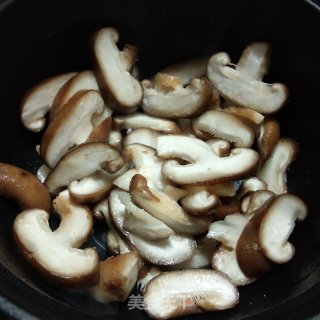 香菇炒鸡胸肉的做法步骤：5